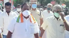 புதுவை ஆளுநர் கிரண் பேடியைக் கண்டித்து காங்கிரஸ் கூட்டணி நடத்தும் போராட்டத்தில் பங்கேற்க செல்லும் முதல்வர்.