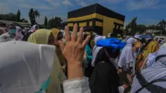 Sejumlah jamaah calon haji melakukan proses tawaf saat manasik haji di Lapangan Tegar Beriman, Cibinong, Kabupaten Bogor, Jawa Barat, Rabu (1/6/2022).