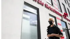 Жена Алексея Навального Юлия у здания клиники