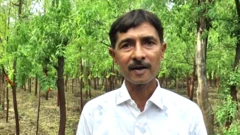 ચંદનની ખેતી કરતા ખેડૂત