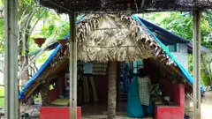 சமுதாயத்துக்காக போராடுவதே நோக்கமாக கொண்டு 30 பேர் சேர்ந்து வாழும் கம்யூன் வாழ்க்கை.