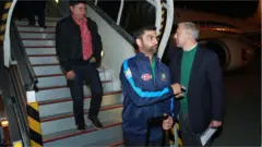 লাহোরের বিমানবন্দরে বাংলাদেশি ক্রিকেটারদের স্বাগত জানাচ্ছেন পাকিস্তানের কর্মকর্তারা।