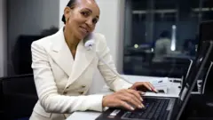 Sheila Khama, PDG de De Beers au Botswana, assise dans un bureau le 18 mars 2008 à Gaborone, au Botswana.