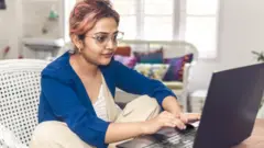 வீட்டிலிருந்து பணி செய்யும் பெண்