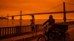 Una vista de San Francisco con cielo rojizo