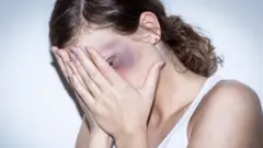 Žena pokriva lice rukama