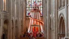 El tobogán en espiral en la catedral de Norwich