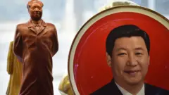 માઓ ઝેદોંગ(ડાબે)ની પ્રતિમા અને શી જિનપિંગ