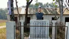 পুলিশের ধারণা রাতে দুষ্কৃতিকারীরা ভাস্কর্য ভাংচুর করেছে