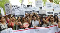 Des militants indiens tiennent des pancartes sur lesquelles on lit en hindi "Le gouvernement indien prend des mesures sévères contre les violeurs" alors qu'ils protestent contre les viols présumés de l'Uttar Pradesh et du Jammu-et-Cachemire, à New Delhi, en Inde, le 12 avril 2018.