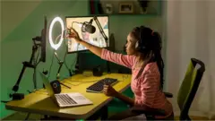 Une créatrice de contenu au travail