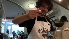 एक संस्था है, जो सूप बनाने के इवेंट्स करवाती है. इस बहाने यह युवाओं और बुज़ुर्गों को एक साथ लाने का काम करती है.