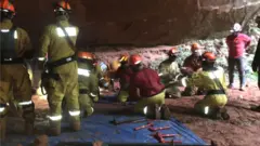 Bombeiros durante resgate em caverna no interior de SP