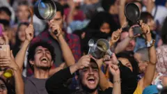 personas protestando con cacerolas.