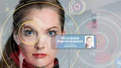 Mujer con varios letreros en los ojos.