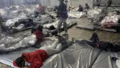Migrantes no centro de processamento temporário de Alfândega e Proteção de Fronteiras dos EUA em Donna, Texas, 22 de março de 2021