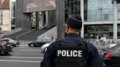 पेरिस में पुलिसकर्मी