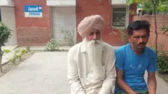 ਆਸ਼ੂ ਦੇ ਪਿਤਾ (ਨੀਲੀ ਕਮੀਜ਼ ਵਿੱਚ)