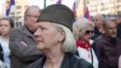 Žena na protestu sa šajkačom na glavi