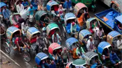 রাস্তায় রিকশা চালক
