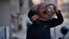 গ্যাস বহন করছেন একজন