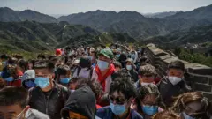 美國在新冠疫情與政治極化的撕裂中迎來總統大選，中國似乎看到了自己的機會。