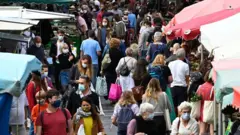 Des personnes portant un masque de protection font leurs achats sur un marché le 12 septembre 2020 à Rennes en France.