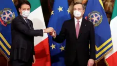 Başbakanlık görevini devreden Giuseppe Conte, Roma'daki devir teslim töreni sırasında kabine bakanının zilini yeni Başbakan Mario Draghi'ye teslim etti