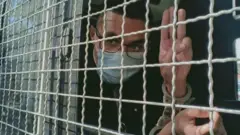 โตโต้ ถูกใส่กุญแจมืออยู่ในรถนำส่งผู้ต้องหา