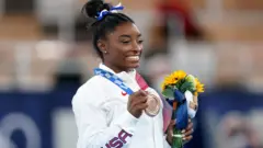 Simone Biles con su medalla de bronce en Tokyo 2020
