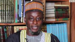An haifi Sheikh Muhammad Khamis a ranar Juma'a, 3 ga watan Satumbar 1976, ya kuma yi karatuttuka daban-daban tun daga karatun allo zuwa karatun islamiyya har zuwa karatun boko.