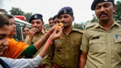 પોલીસનું મોઢું મીઠું કરાવતી મહિલાઓ