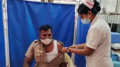 பூஸ்டர் தடுப்பூசி போட்டுக்கொள்ளும் போலீஸ்காரர் ஒருவர்.