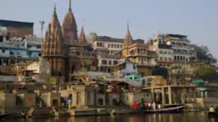 বারাণসীতে কাশী বিশ্বনাথ মন্দিরের চূড়া, গঙ্গার বুক থেকে