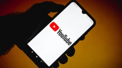Foto mostra tela de celular com logo do YouTube