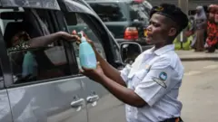 Umupolisi wa Tanzania ahereza umuntu umuti wo kwisukura mu ntoke
