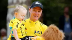 Chris Froome mu byishimo n'umuhungu we Kellan nyuma yo gutsinda Tour de France 2017