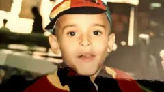 Repórter da BBC cresceu morando com famílias guardiãs, sem saber que tinha irmãos; já adulto, quando encontrou irmão mais velho, notou o quanto sua vida poderia ter sido diferente.
