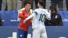 Choque Medel y Messi