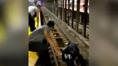 뉴욕 지하철 선로에 떨어진 승객을 구출하는 장면