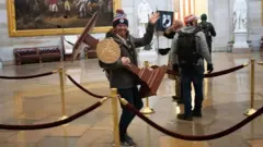 Адам Джонсон с трибуной