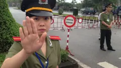 Cảnh sát bảo vệ bên ngoài phiên tòa xét xử Đoàn Văn Vươn năm 2013
