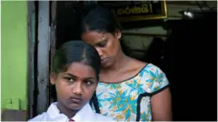 ''මගේ දරුවන්ගෙන් එක් කෙනෙකුට විතරයි දැන් පාසල් යන්න පුළුවන්'