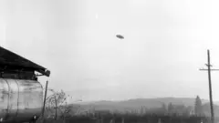 UFO처럼 보이는 비행물체가 하늘에 떠 있는 모습