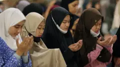 नमाज़ पढ़ते हुए लोग