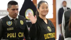 Keiko Fujimori escoltada por un policía