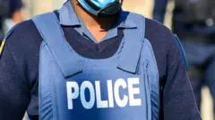 Un policier en uniforme