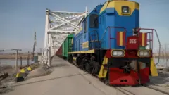 Термиздан Амударё кўпригидан ўтиб Ҳайратонга кираётган поезд