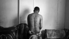 ኤርትራዊው ስደተኛ ግብጻዊ የሆኑ ሕገ-ወጥ የሰው አዘዋዋሪዎች ገንዘብ እንድከፍላቸው ሲያሰቃዩኝ ነበር ይላል።