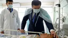 Сооронбай Жээнбеков өткөн апта соңундагы Баткен аймагындагы кыргыз-тажик чек арасындагы жаңжалда жаракат алган аскер кызматкерлеринин абалын сурады